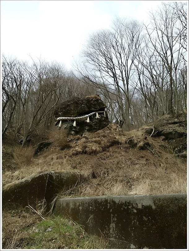 男根が大きく見える男根岩