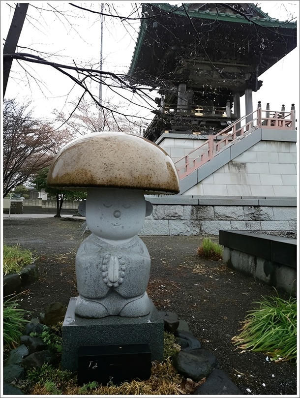 徳昌寺にある笠を被った可愛い地蔵