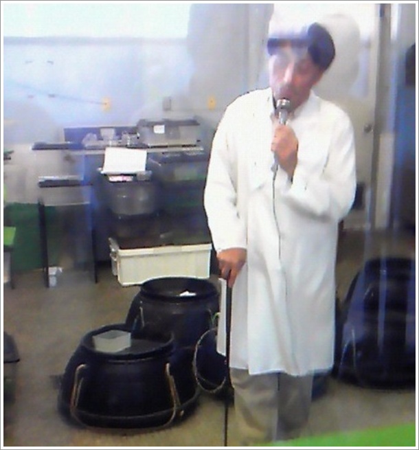 ジャパンスネークセンターハブの採毒実演