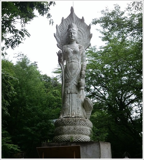 ヘビ神様(白蛇観音と言います)