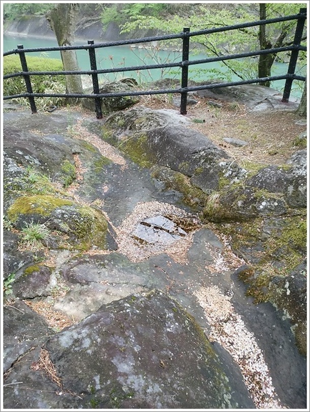 かに石おう穴と吾妻川