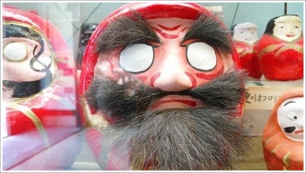 髭を生やした達磨