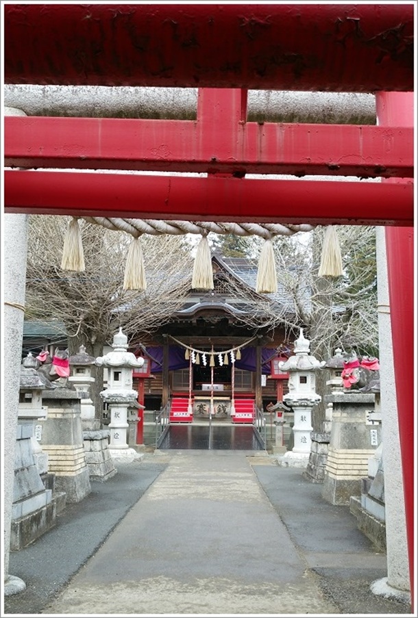 鳥居の先の本殿