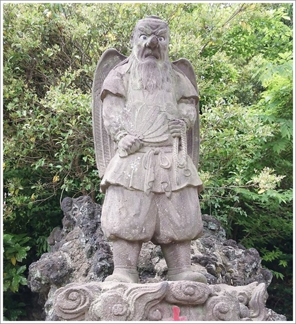 琴平神社の大天狗石像