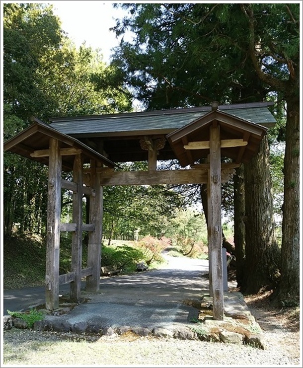 重要文化財の三夜沢赤城神社惣門