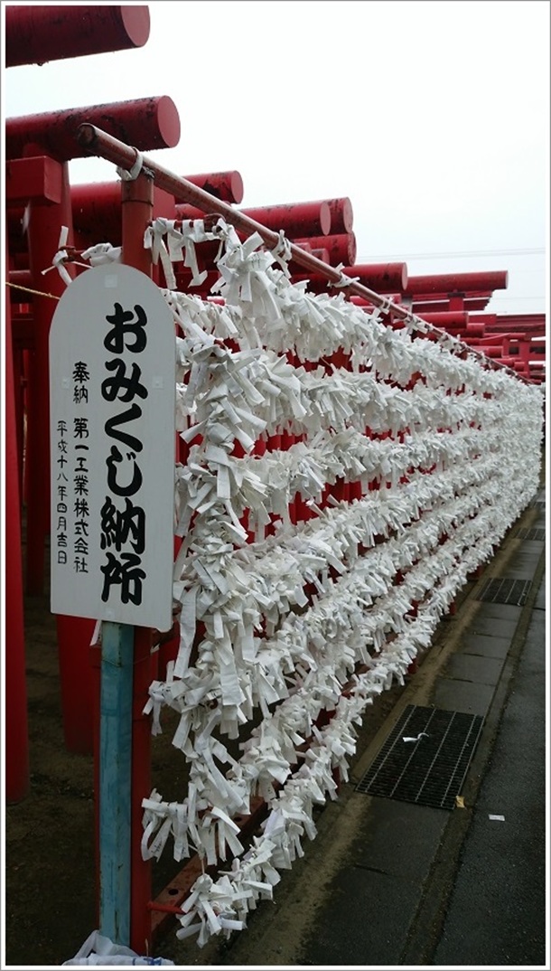 通りに面して3列に並ぶ鳥居の東側です