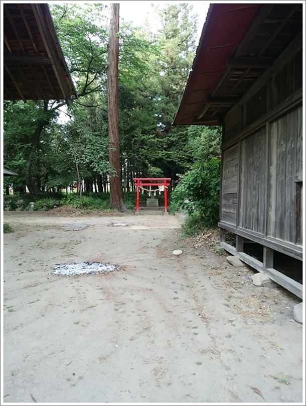 二宮赤城神社本殿の裏にある小さい鳥居