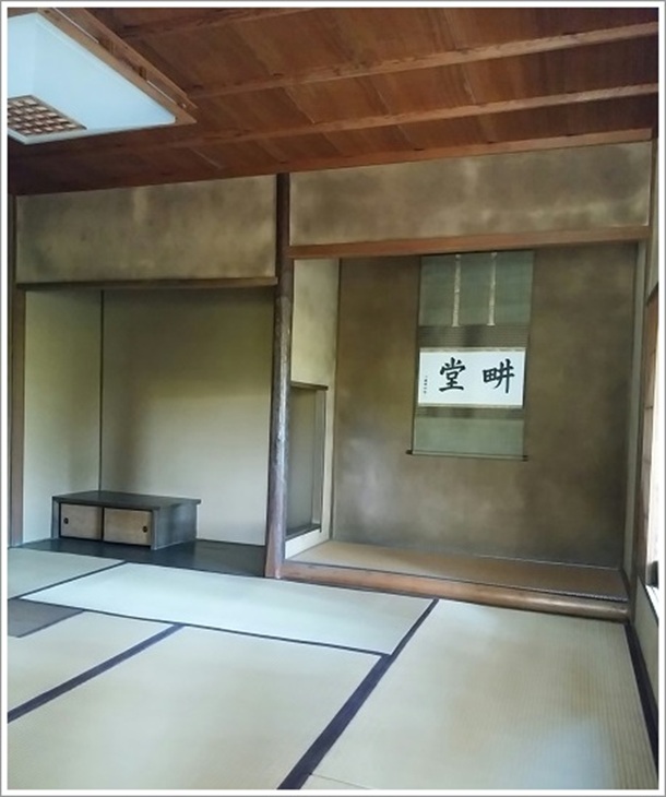 臨江閣茶室内部