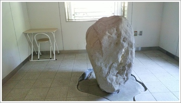 室内に展示されている金井沢碑