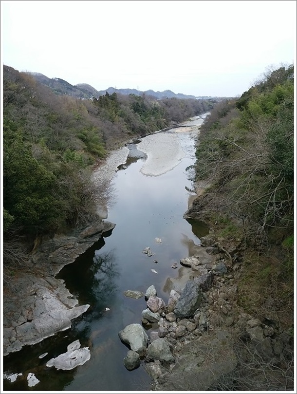 不通橋の下を流れる鏑川