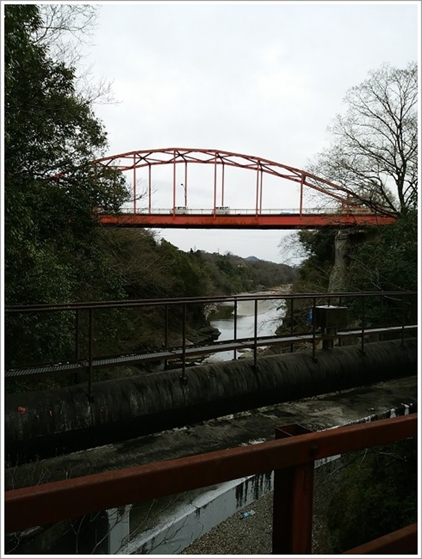 下の橋から見た不通橋(とおらずはし)