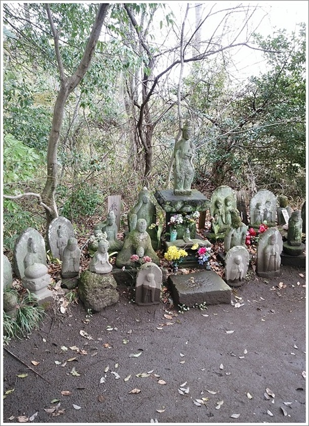 ���ɂ��s�v�c�̖ؐΕ�