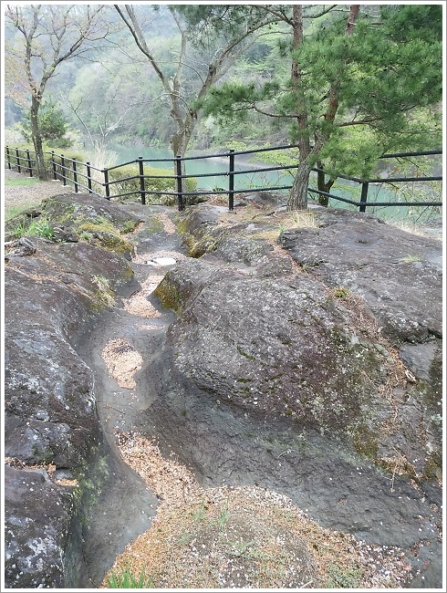 かに石おう穴のくぼみ