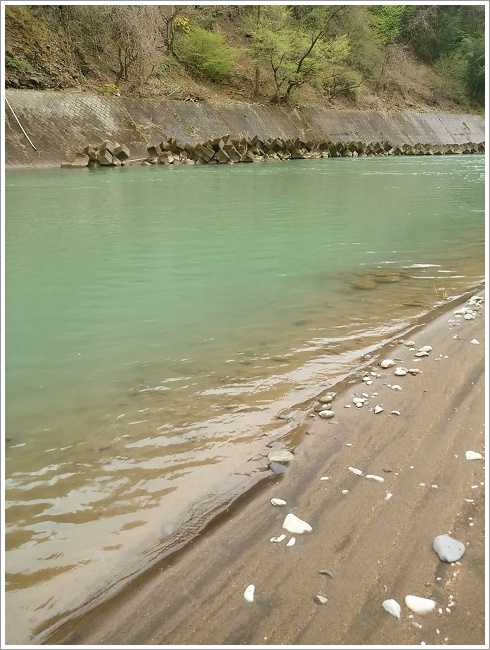 かに石おう穴横を流れる吾妻川
