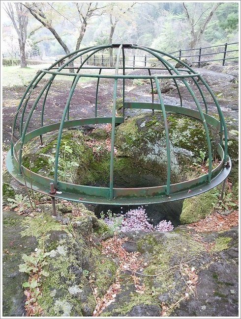 かに石甌穴は別名ポットホール