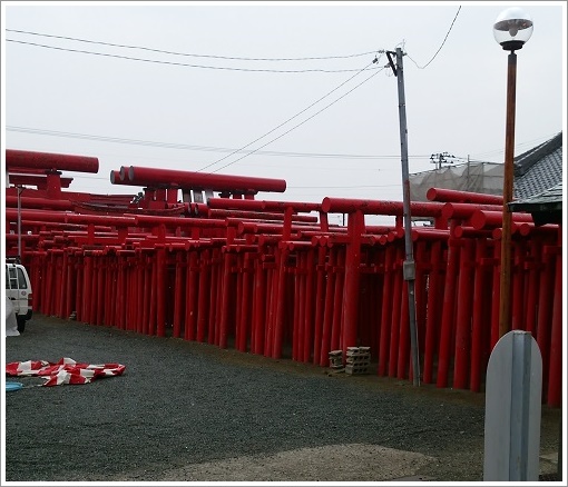 これだけ鳥居が並んでいると、まるでトンネルのようです