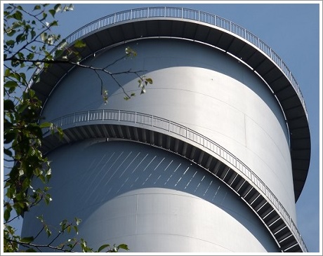 ズームで撮った佐久発電所のサージタンク上部