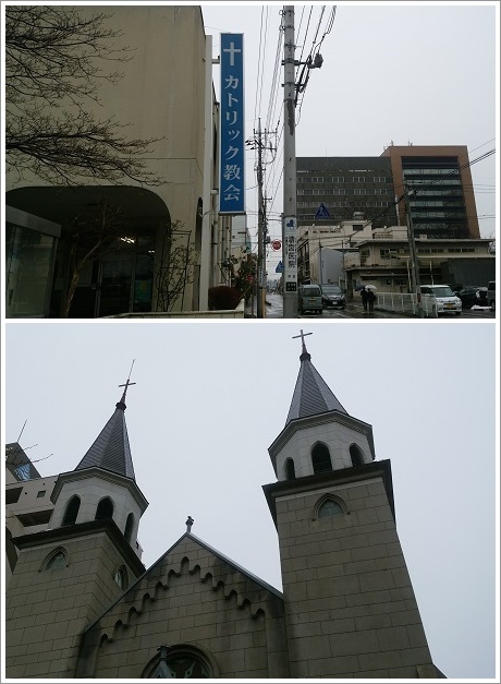 ブルーに白抜きで前橋カトリック教会の看板が出ています