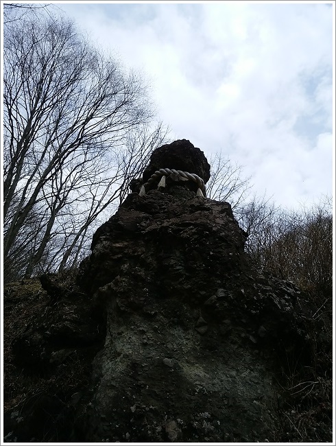 下から見た男根岩