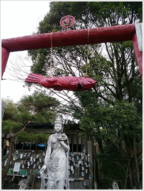 世にも不思議の木鳥居にぶら下がる魚