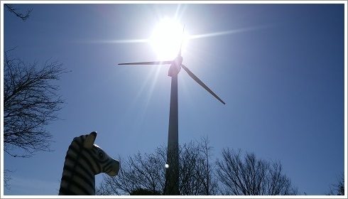 公園から見上げた吉岡風力発電所