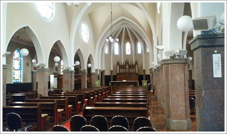 前橋カトリック教会の聖堂内部