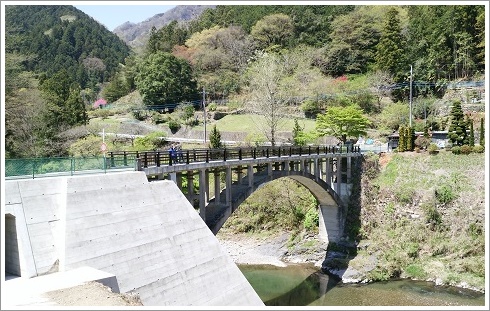 南牧川に架かる美しい万年橋