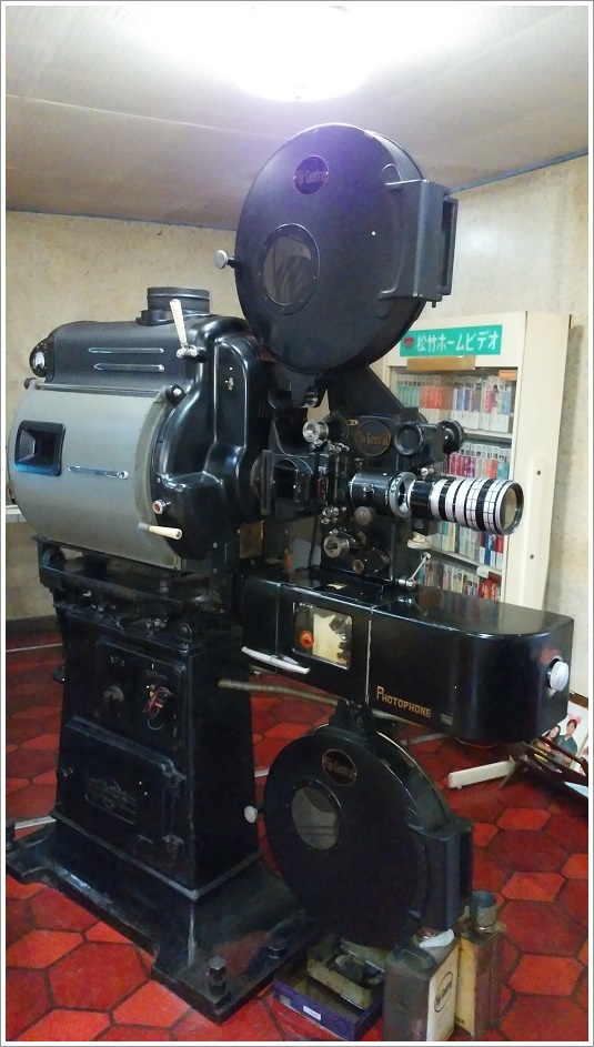 古くて重そうな映写機