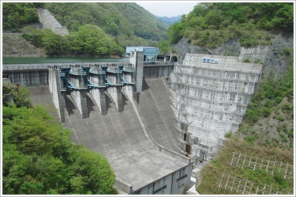 園原ダム外観