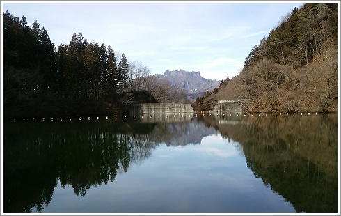 大桁ダムの正面に見えるのは妙義山