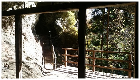 奥の院から見た胎内くぐり方向の写真