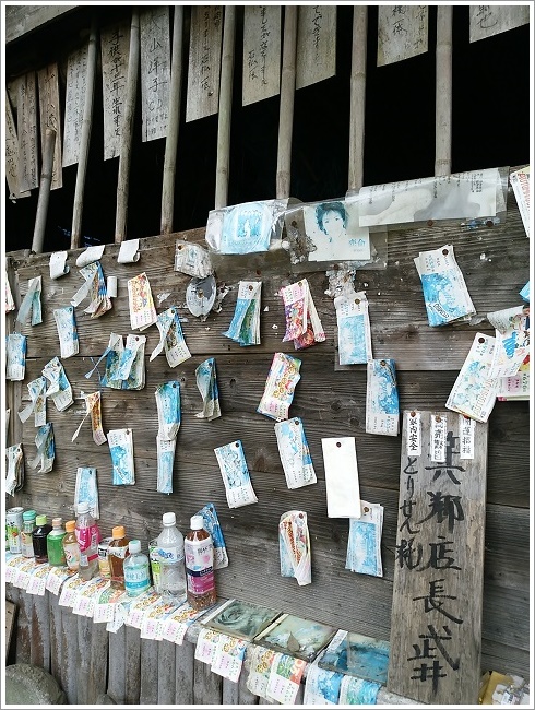 小屋に宝くじが貼ってある