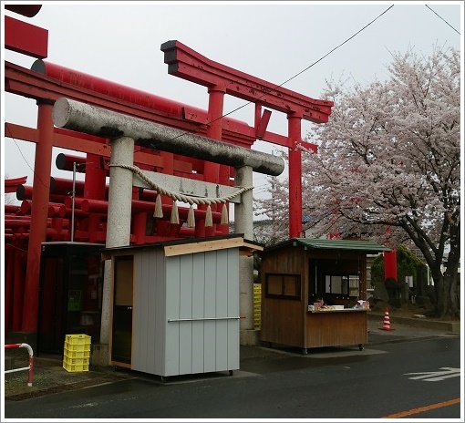 小泉稲荷神社の正面