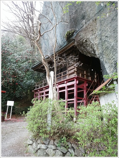 岩盤にめり込む岩井堂観世音御堂