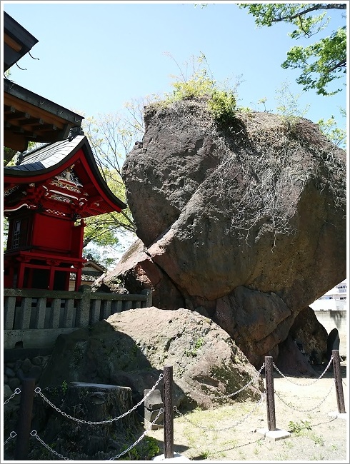 岩神稲荷神社の裏に見える巨石