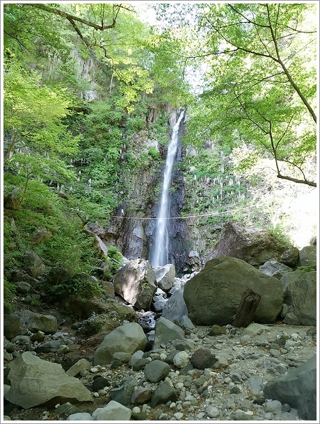 帰り際に振り返る滝沢の不動滝