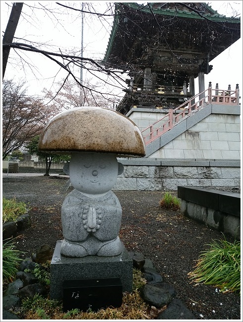 徳昌寺にある笠を被った可愛い地蔵