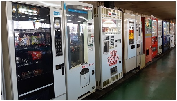 新町店レトロ自販機