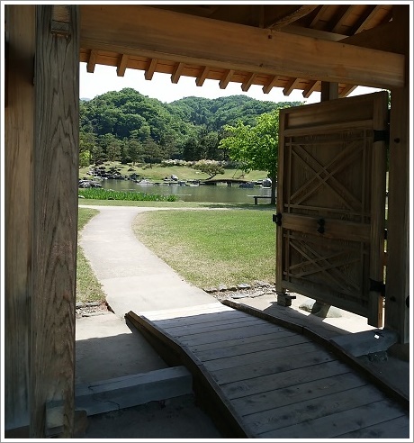 楽山園（らくさんえん）庭門