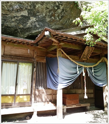 洞窟に造られた滝沢不動尊