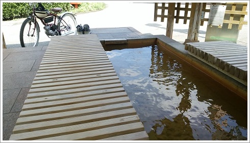 源泉かけ流しの磯部温泉（足湯）