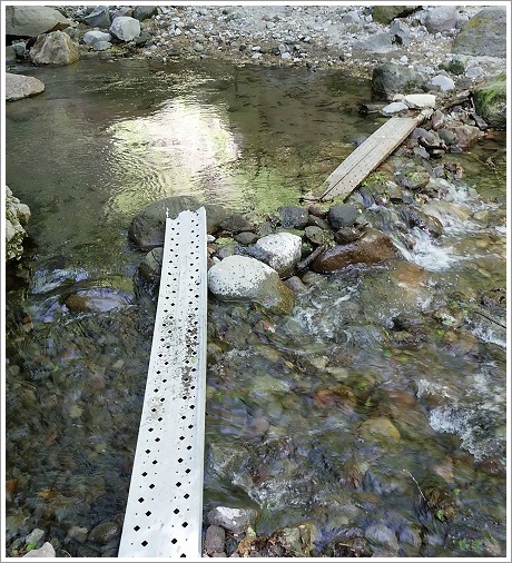 滝沢の不動滝の手前、川を渡り向こう岸へ