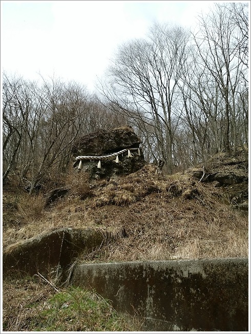 男根が大きく見える男根岩