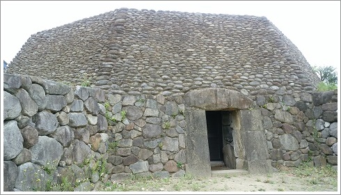 石室側から見た三津屋古墳
