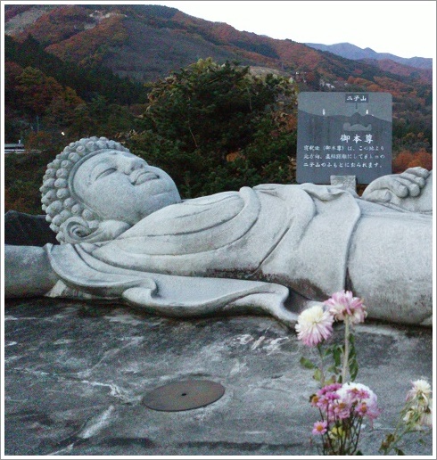 草木湖の横にいる寝釈迦様アップ