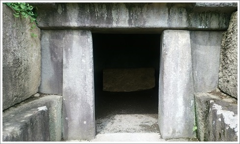 蛇穴山古墳石室の中央内部