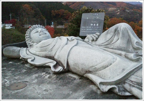 表情がいい草木湖横の寝釈迦様