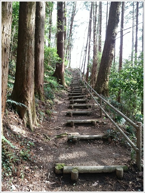 赤穂四十七義士石像に向かう山道