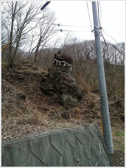 道路側から見た男根岩の写真