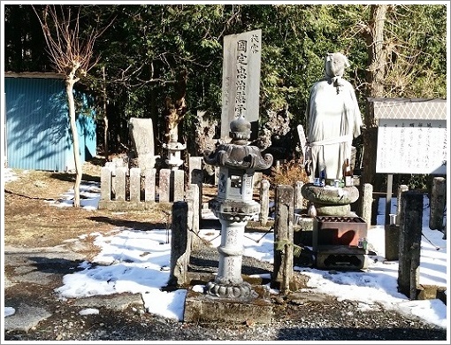 雪が残る国定忠治処刑場跡